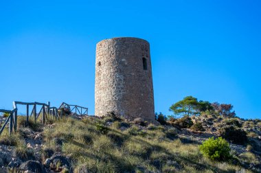 Torre Vigia De Cerro Gordo üzerinde gün batımı. Yağmacı korsanlara dikkat eden bir gözetleme kulesi. La Herradura, Andulasia, Güney İspanya