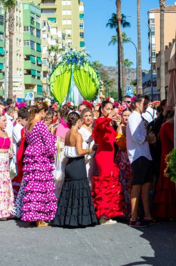 TORREMOLINOS, SPAIN - 24 Eylül 2023: 24 Eylül 2023 tarihinde İspanya 'nın Torremolinos kentindeki fuarın ilk günü olarak geleneksel San Miguel Romeria (Romeria de San Miguel) festivalinde hacılar