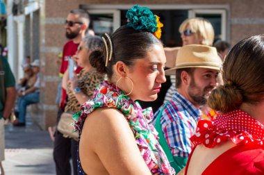 TORREMOLINOS, SPAIN - 24 Eylül 2023: 24 Eylül 2023 tarihinde İspanya 'nın Torremolinos kentindeki fuarın ilk günü olarak geleneksel San Miguel Romeria (Romeria de San Miguel) festivalinde hacılar