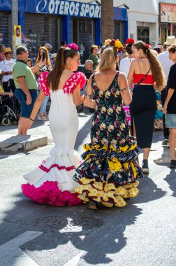 TORREMOLINOS, SPAIN - 24 Eylül 2023: 24 Eylül 2023 tarihinde İspanya 'nın Torremolinos kentindeki fuarın ilk günü olarak geleneksel San Miguel Romeria (Romeria de San Miguel) festivalinde hacılar
