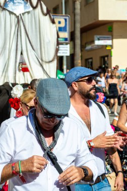 TORREMOLINOS, SPAIN - 24 Eylül 2023: 24 Eylül 2023 tarihinde İspanya 'nın Torremolinos kentindeki fuarın ilk günü olarak geleneksel San Miguel Romeria (Romeria de San Miguel) festivalinde hacılar