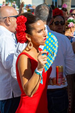 TORREMOLINOS, SPAIN - 24 Eylül 2023: 24 Eylül 2023 tarihinde İspanya 'nın Torremolinos kentindeki fuarın ilk günü olarak geleneksel San Miguel Romeria (Romeria de San Miguel) festivalinde hacılar