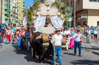 TORREMOLINOS, SPAIN - 24 Eylül 2023: 24 Eylül 2023 tarihinde İspanya 'nın Torremolinos kentindeki fuarın ilk günü olarak geleneksel San Miguel Romeria (Romeria de San Miguel) festivalinde hacılar