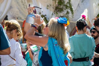 TORREMOLINOS, SPAIN - 24 Eylül 2023: 24 Eylül 2023 tarihinde İspanya 'nın Torremolinos kentindeki fuarın ilk günü olarak geleneksel San Miguel Romeria (Romeria de San Miguel) festivalinde hacılar