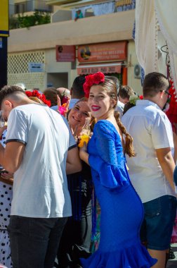 TORREMOLINOS, SPAIN - 24 Eylül 2023: 24 Eylül 2023 tarihinde İspanya 'nın Torremolinos kentindeki fuarın ilk günü olarak geleneksel San Miguel Romeria (Romeria de San Miguel) festivalinde hacılar