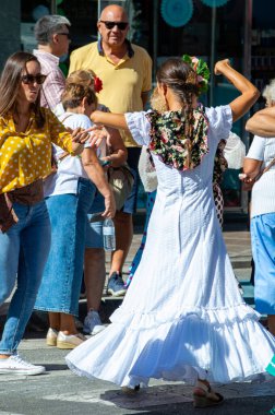 TORREMOLINOS, SPAIN - 24 Eylül 2023: 24 Eylül 2023 tarihinde İspanya 'nın Torremolinos kentindeki fuarın ilk günü olarak geleneksel San Miguel Romeria (Romeria de San Miguel) festivalinde hacılar