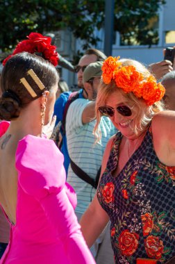 TORREMOLINOS, SPAIN - 24 Eylül 2023: 24 Eylül 2023 tarihinde İspanya 'nın Torremolinos kentindeki fuarın ilk günü olarak geleneksel San Miguel Romeria (Romeria de San Miguel) festivalinde hacılar