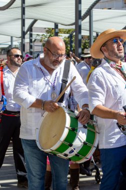 TORREMOLINOS, SPAIN - 24 Eylül 2023: 24 Eylül 2023 tarihinde İspanya 'nın Torremolinos kentindeki fuarın ilk günü olarak geleneksel San Miguel Romeria (Romeria de San Miguel) festivalinde hacılar