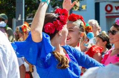TORREMOLINOS, SPAIN - 24 Eylül 2023: 24 Eylül 2023 tarihinde İspanya 'nın Torremolinos kentindeki fuarın ilk günü olarak geleneksel San Miguel Romeria (Romeria de San Miguel) festivalinde hacılar