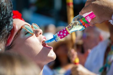 TORREMOLINOS, SPAIN - 24 Eylül 2023: 24 Eylül 2023 tarihinde İspanya 'nın Torremolinos kentindeki fuarın ilk günü olarak geleneksel San Miguel Romeria (Romeria de San Miguel) festivalinde hacılar
