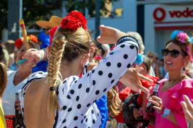 TORREMOLINOS, SPAIN - 24 Eylül 2023: 24 Eylül 2023 tarihinde İspanya 'nın Torremolinos kentindeki fuarın ilk günü olarak geleneksel San Miguel Romeria (Romeria de San Miguel) festivalinde hacılar