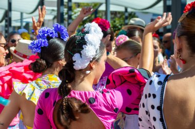 TORREMOLINOS, SPAIN - 24 Eylül 2023: 24 Eylül 2023 tarihinde İspanya 'nın Torremolinos kentindeki fuarın ilk günü olarak geleneksel San Miguel Romeria (Romeria de San Miguel) festivalinde hacılar