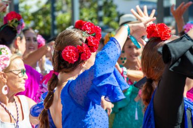 TORREMOLINOS, SPAIN - 24 Eylül 2023: 24 Eylül 2023 tarihinde İspanya 'nın Torremolinos kentindeki fuarın ilk günü olarak geleneksel San Miguel Romeria (Romeria de San Miguel) festivalinde hacılar