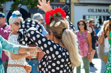 TORREMOLINOS, SPAIN - 24 Eylül 2023: 24 Eylül 2023 tarihinde İspanya 'nın Torremolinos kentindeki fuarın ilk günü olarak geleneksel San Miguel Romeria (Romeria de San Miguel) festivalinde hacılar