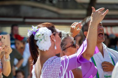 TORREMOLINOS, SPAIN - 24 Eylül 2023: 24 Eylül 2023 tarihinde İspanya 'nın Torremolinos kentindeki fuarın ilk günü olarak geleneksel San Miguel Romeria (Romeria de San Miguel) festivalinde hacılar