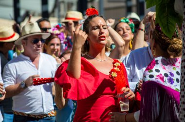 TORREMOLINOS, SPAIN - 24 Eylül 2023: 24 Eylül 2023 tarihinde İspanya 'nın Torremolinos kentindeki fuarın ilk günü olarak geleneksel San Miguel Romeria (Romeria de San Miguel) festivalinde hacılar