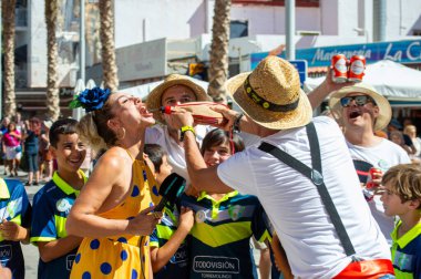 TORREMOLINOS, SPAIN - 24 Eylül 2023: 24 Eylül 2023 tarihinde İspanya 'nın Torremolinos kentindeki fuarın ilk günü olarak geleneksel San Miguel Romeria (Romeria de San Miguel) festivalinde hacılar