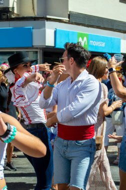 TORREMOLINOS, SPAIN - 24 Eylül 2023: 24 Eylül 2023 tarihinde İspanya 'nın Torremolinos kentindeki fuarın ilk günü olarak geleneksel San Miguel Romeria (Romeria de San Miguel) festivalinde hacılar