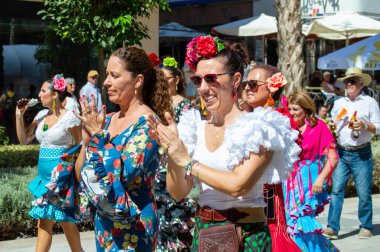 TORREMOLINOS, SPAIN - 24 Eylül 2023: 24 Eylül 2023 tarihinde İspanya 'nın Torremolinos kentindeki fuarın ilk günü olarak geleneksel San Miguel Romeria (Romeria de San Miguel) festivalinde hacılar