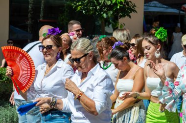 TORREMOLINOS, SPAIN - 24 Eylül 2023: 24 Eylül 2023 tarihinde İspanya 'nın Torremolinos kentindeki fuarın ilk günü olarak geleneksel San Miguel Romeria (Romeria de San Miguel) festivalinde hacılar