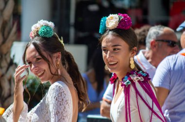 TORREMOLINOS, SPAIN - 24 Eylül 2023: 24 Eylül 2023 tarihinde İspanya 'nın Torremolinos kentindeki fuarın ilk günü olarak geleneksel San Miguel Romeria (Romeria de San Miguel) festivalinde hacılar