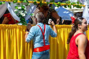 TORREMOLINOS, SPAIN - 24 Eylül 2023: 24 Eylül 2023 tarihinde İspanya 'nın Torremolinos kentindeki fuarın ilk günü olarak geleneksel San Miguel Romeria (Romeria de San Miguel) festivalinde hacılar