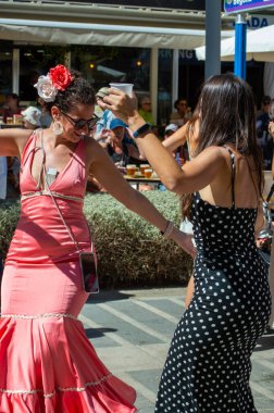 TORREMOLINOS, SPAIN - 24 Eylül 2023: 24 Eylül 2023 tarihinde İspanya 'nın Torremolinos kentindeki fuarın ilk günü olarak geleneksel San Miguel Romeria (Romeria de San Miguel) festivalinde hacılar