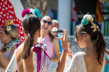 TORREMOLINOS, SPAIN - 24 Eylül 2023: 24 Eylül 2023 tarihinde İspanya 'nın Torremolinos kentindeki fuarın ilk günü olarak geleneksel San Miguel Romeria (Romeria de San Miguel) festivalinde hacılar