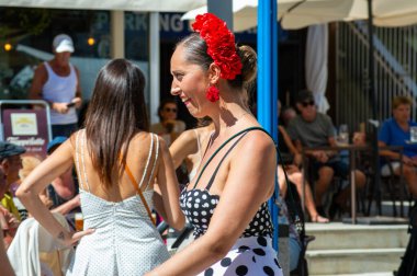 TORREMOLINOS, SPAIN - 24 Eylül 2023: 24 Eylül 2023 tarihinde İspanya 'nın Torremolinos kentindeki fuarın ilk günü olarak geleneksel San Miguel Romeria (Romeria de San Miguel) festivalinde hacılar