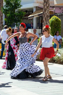 TORREMOLINOS, SPAIN - 24 Eylül 2023: 24 Eylül 2023 tarihinde İspanya 'nın Torremolinos kentindeki fuarın ilk günü olarak geleneksel San Miguel Romeria (Romeria de San Miguel) festivalinde hacılar