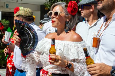 TORREMOLINOS, SPAIN - 24 Eylül 2023: 24 Eylül 2023 tarihinde İspanya 'nın Torremolinos kentindeki fuarın ilk günü olarak geleneksel San Miguel Romeria (Romeria de San Miguel) festivalinde hacılar