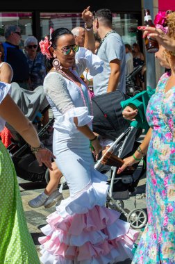 TORREMOLINOS, SPAIN - 24 Eylül 2023: 24 Eylül 2023 tarihinde İspanya 'nın Torremolinos kentindeki fuarın ilk günü olarak geleneksel San Miguel Romeria (Romeria de San Miguel) festivalinde hacılar