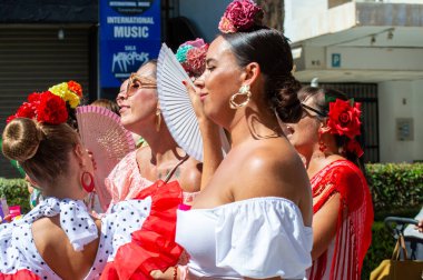 TORREMOLINOS, SPAIN - 24 Eylül 2023: 24 Eylül 2023 tarihinde İspanya 'nın Torremolinos kentindeki fuarın ilk günü olarak geleneksel San Miguel Romeria (Romeria de San Miguel) festivalinde hacılar