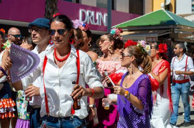 TORREMOLINOS, SPAIN - 24 Eylül 2023: 24 Eylül 2023 tarihinde İspanya 'nın Torremolinos kentindeki fuarın ilk günü olarak geleneksel San Miguel Romeria (Romeria de San Miguel) festivalinde hacılar