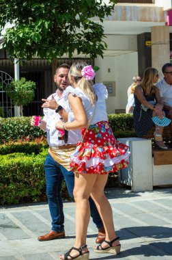 TORREMOLINOS, SPAIN - 24 Eylül 2023: 24 Eylül 2023 tarihinde İspanya 'nın Torremolinos kentindeki fuarın ilk günü olarak geleneksel San Miguel Romeria (Romeria de San Miguel) festivalinde hacılar