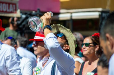 TORREMOLINOS, SPAIN - 24 Eylül 2023: 24 Eylül 2023 tarihinde İspanya 'nın Torremolinos kentindeki fuarın ilk günü olarak geleneksel San Miguel Romeria (Romeria de San Miguel) festivalinde hacılar