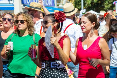 TORREMOLINOS, SPAIN - 24 Eylül 2023: 24 Eylül 2023 tarihinde İspanya 'nın Torremolinos kentindeki fuarın ilk günü olarak geleneksel San Miguel Romeria (Romeria de San Miguel) festivalinde hacılar