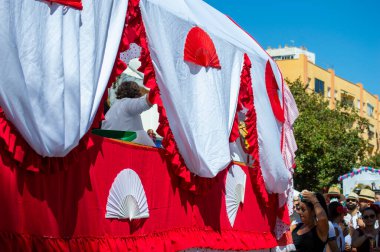 TORREMOLINOS, SPAIN - 24 Eylül 2023: 24 Eylül 2023 tarihinde İspanya 'nın Torremolinos kentindeki fuarın ilk günü olarak geleneksel San Miguel Romeria (Romeria de San Miguel) festivalinde hacılar