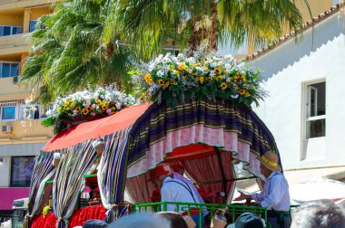 TORREMOLINOS, SPAIN - 24 Eylül 2023: 24 Eylül 2023 tarihinde İspanya 'nın Torremolinos kentindeki fuarın ilk günü olarak geleneksel San Miguel Romeria (Romeria de San Miguel) festivalinde hacılar