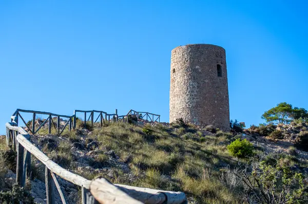 Torre Vigia De Cerro Gordo üzerinde gün batımı. Yağmacı korsanlara dikkat eden bir gözetleme kulesi. La Herradura, Andulasia, Güney İspanya