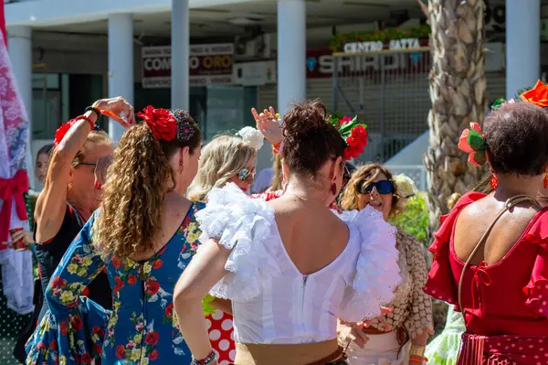 TORREMOLINOS, SPAIN - 24 Eylül 2023: 24 Eylül 2023 tarihinde İspanya 'nın Torremolinos kentindeki fuarın ilk günü olarak geleneksel San Miguel Romeria (Romeria de San Miguel) festivalinde hacılar