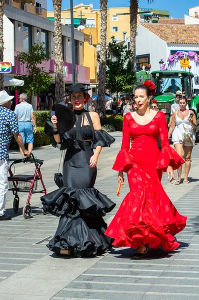 TORREMOLINOS, SPAIN - 24 Eylül 2023: 24 Eylül 2023 tarihinde İspanya 'nın Torremolinos kentindeki fuarın ilk günü olarak geleneksel San Miguel Romeria (Romeria de San Miguel) festivalinde hacılar