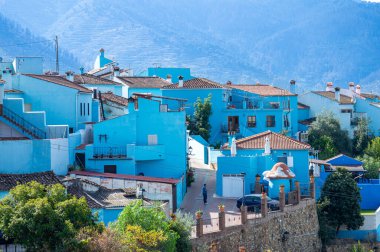 JUZCAR, İspanya - 6 Ekim 2023: Juzcar, İspanya 'daki Mavi Şirinler Köyü 6 Ekim 2023