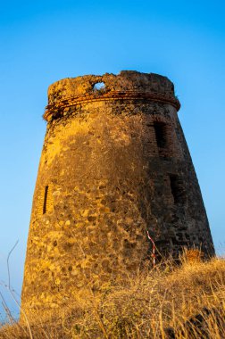 Akdeniz üzerinde gün doğumu. Tarihsel Torre Vigia De Cerro Gordo. Yağmacı korsanlara dikkat eden bir gözetleme kulesi. La Herradura, Andulasia, Güney İspanya