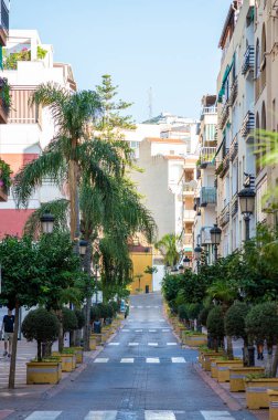 ALMUNECAR, İspanya - 12 Ekim 2023: Güneşli bir günde İspanya 'nın Almunecar kentinde tarihi merkezde yürüyüş