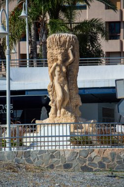 ALMUNECAR, İspanya - 12 Ekim 2023: Güneşli bir günde İspanya 'nın Almunecar kentinde tarihi merkezde yürüyüş