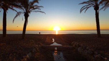 Torremolinos, Malaga, Costa del Sol, İspanya 'da Akdeniz üzerinde gün doğumu