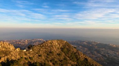 Akdeniz üzerinde gün batımı ve Calamorro tepesinden Fuengirola, Costa del Sol, Endülüs, İspanya