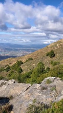 Fırtına gününde Maroma 'ya yürüyüş parkurundan panoramik manzara, Sierra Tejeda, İspanya 