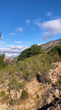 Fırtına gününde Maroma 'ya yürüyüş parkurundan panoramik manzara, Sierra Tejeda, İspanya 